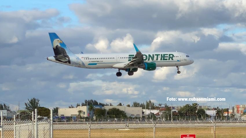 Nace un bebé en un vuelo a Florida de la aerolinea Frontier; la asistente de vuelo asiste en el parto