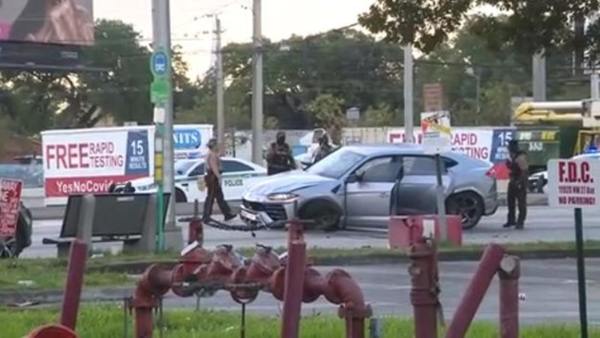 Lamborghini se estrella en el noroeste de Miami Dade, aparentemente huyendo de otra escena