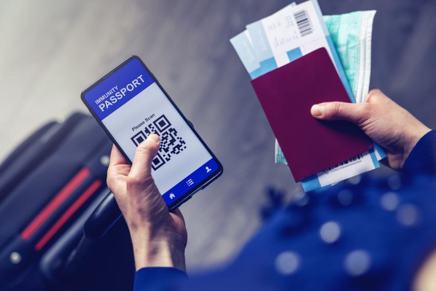 Gobernador de Florida firma orden que prohíbe los pasaportes de vacunación de COVID-19