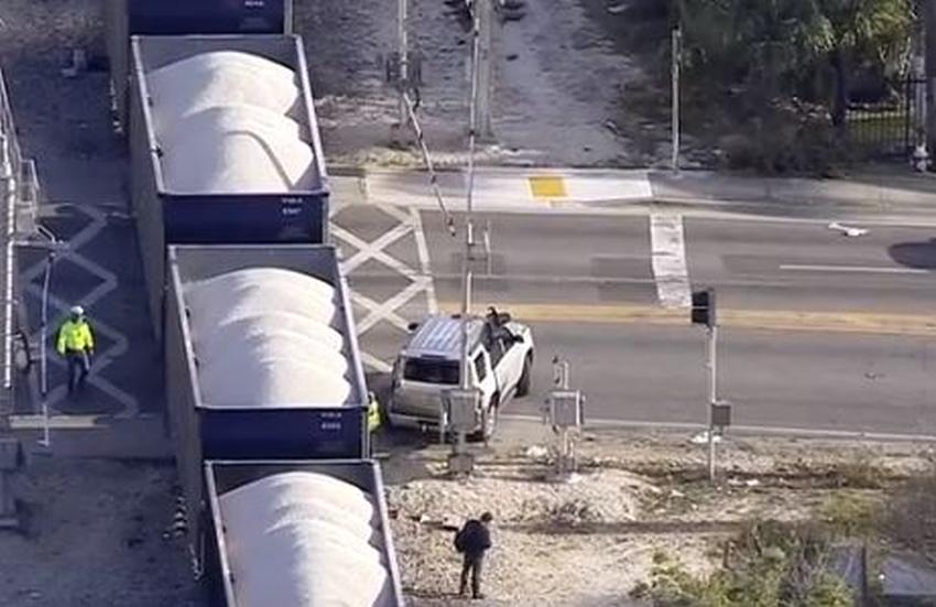 2 niños, 2 adultos en auto atropellado por tren en Miami-Dade