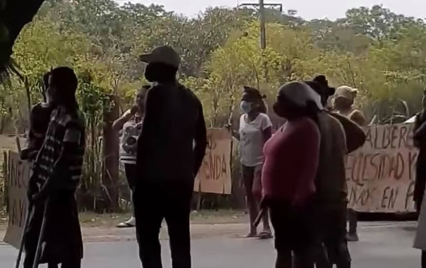 Madres se lanzan a la calle a protestar en Arroyo Naranjo y paran el tráfico