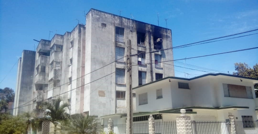 Incendio en el cuarto piso de un edificio de militares en Nuevo Vedado