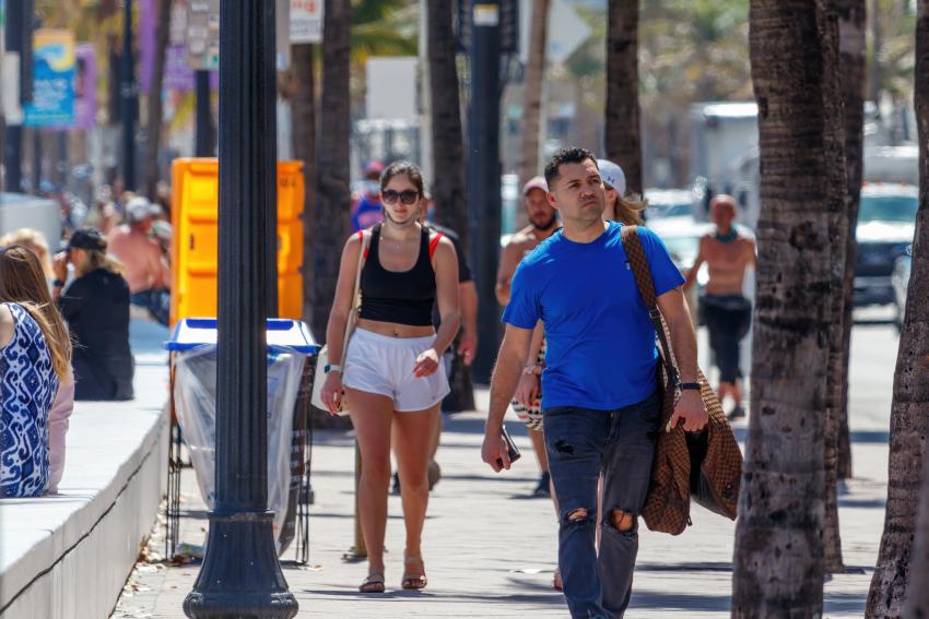 CDC dice que estadounidenses completamente vacunados pueden salir sin máscara y los que no se han vacunado también en algunas circunstancias