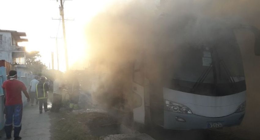 Se incendió un ómnibus Yutong en La Víbora, La Habana