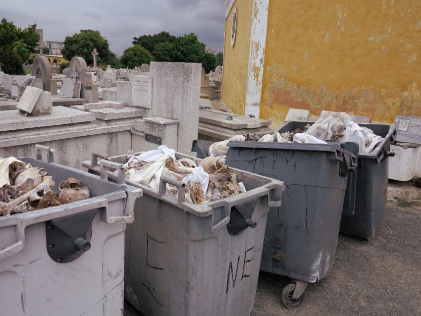 Tiran huesos de personas en tanques de basura en el Cementerio de Colón, en La Habana