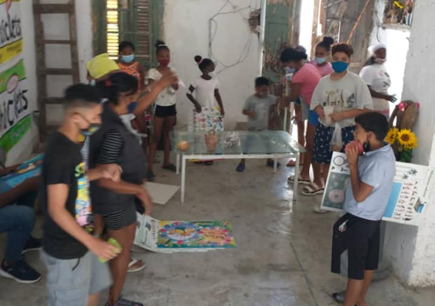 Luis Manuel Otero Alcántara logra hacer la actividad con los niños de San Isidro, y regalarles las bolsas de caramelos y libros