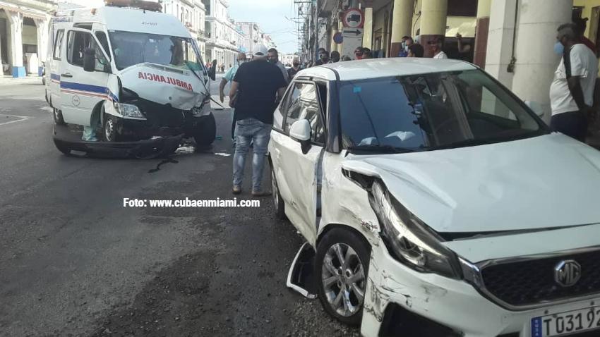 Aparatoso accidente de una ambulancia con un auto de turismo en La Habana