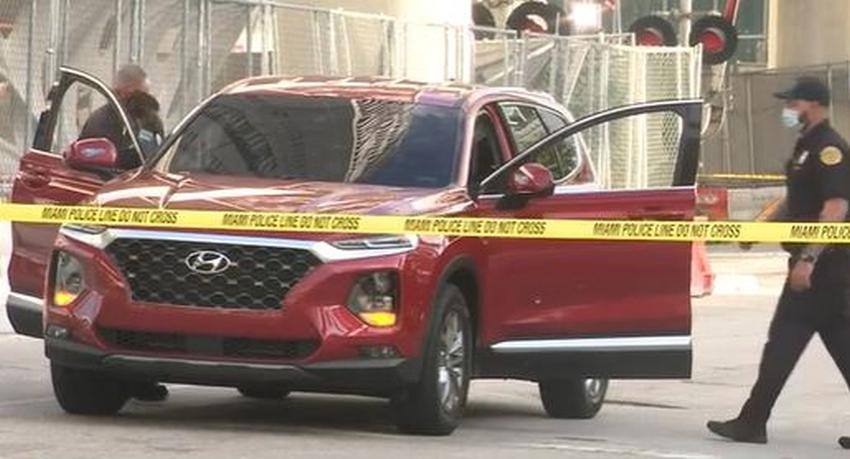 Balean un automóvil que conducía por el downtown de Miami, la policía investiga
