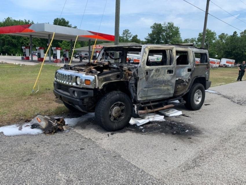 Hummer estalla en llamas después de que el conductor acaparó contenedores de combustible en una gasolinera de Florida