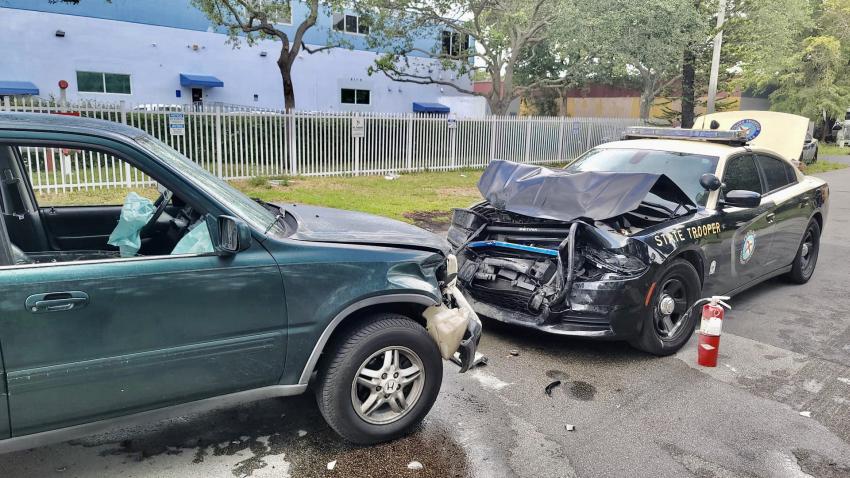Arrestan a un conductor que impactó a 2 patrullas de la unidad de carreteras en Miami