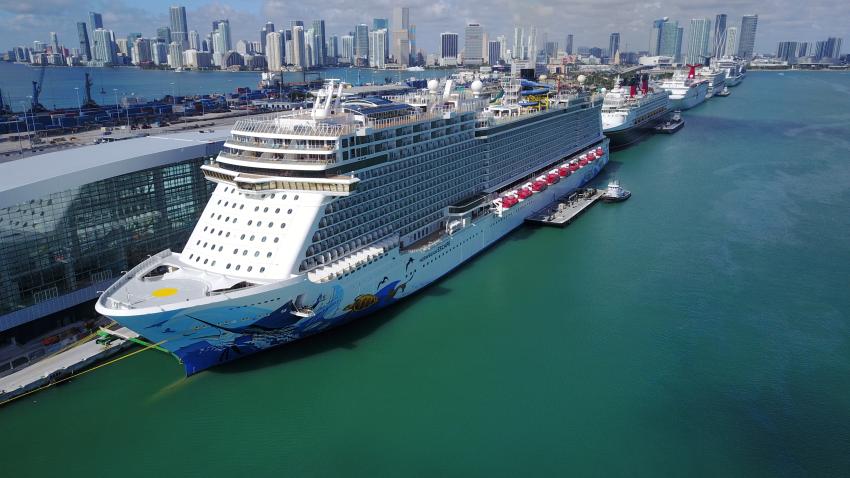 Cruceros Norwegian podría retirar barcos de Florida si orden del gobernador que prohíbe pedir prueba de vacunas se mantiene