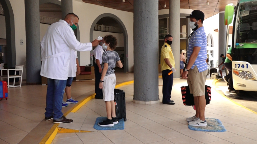 El régimen vacunará con prioridad a trabajadores del sector turístico en Varadero