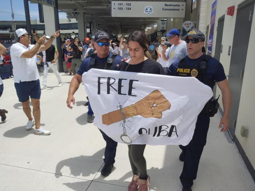 Habla la joven que saltó al terreno con el cartel de "Libertad para Cuba" tras ser liberada por la policía