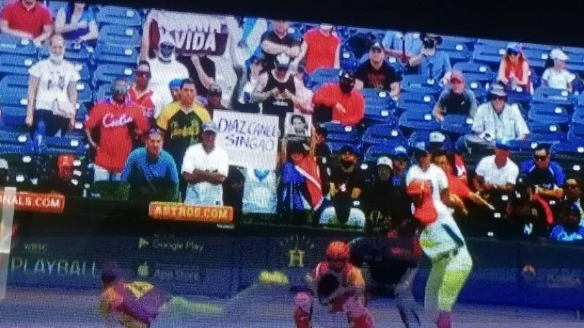 Mensajes de Patria y Vida y en contra de Díaz-Canel se ven en la televisión cubana durante la transmisión del partido