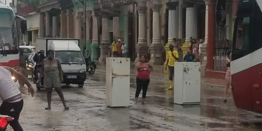 Habaneras se plantan en el medio de la vía pública con sus refrigeradores, protestando por el "hambre y la miseria" que se vive en Cuba