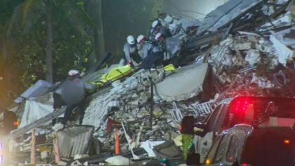 Rescatistas retiran un cuerpo de los escombros del edificio derrumbado en Surfside, la cifra de ...