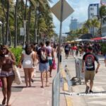 Trump amplía la Navidad: decreta feriados federales el 24 y 26 de diciembre en EEUU miami-beach-ocean-drive