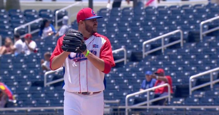Federación Cubana de Béisbol crítica al pelotero cubano Lázaro Blanco por quedarse en Miami