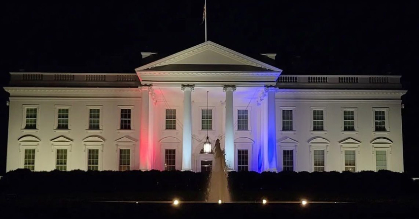 La Casa Blanca iluminada con los colores de la bandera cubana