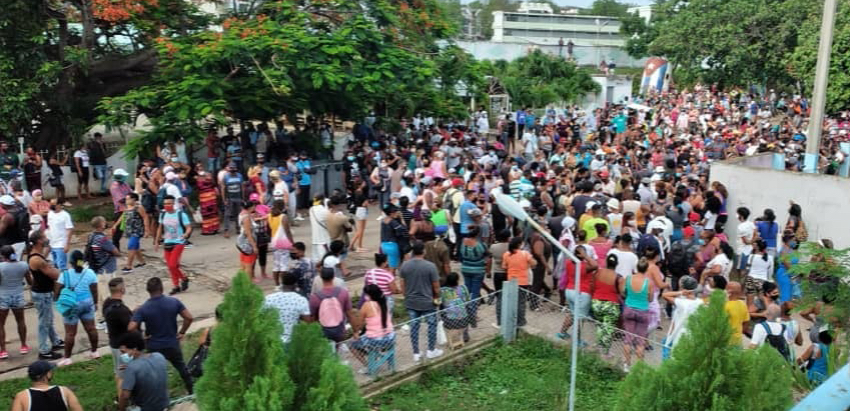 Cubano sobre una multitudinaria cola para comprar aceite: "¿Por qué no bajarán los casos diarios positivos a la COVID-19?"