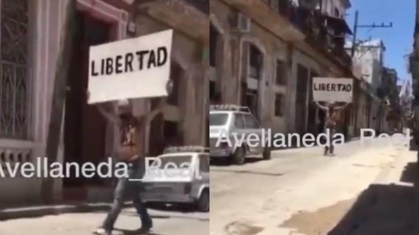 Desafiando ola represiva en La Habana cubano sale con un cartel pidiendo Libertad por las calles de La Habana