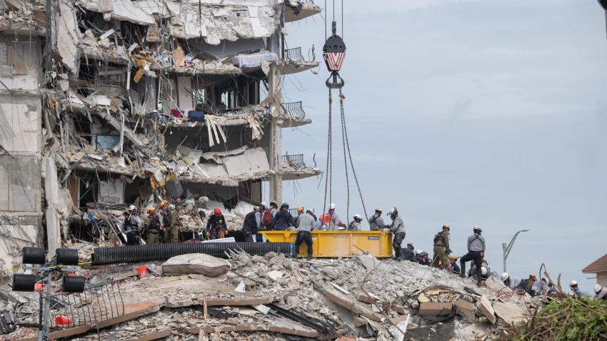 Juez determina que las víctimas del derrumbe de edificio de Surfside recibirán como mínimo 150 millones de dólares