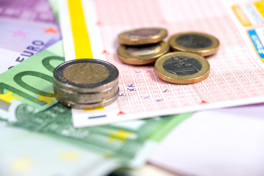 Mujer pasa semanas sin saber que tenía un boleto de la lotería de 39 millones en el bolso
