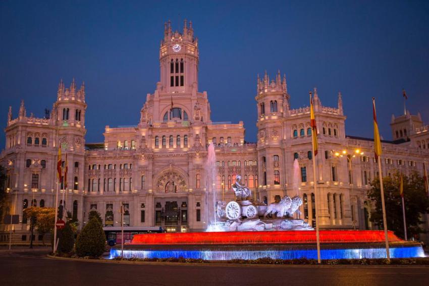 Fuente de Cibeles en Madrid se ilumina con los colores de la bandera cubana en solidaridad con los cubanos que protestan en Cuba