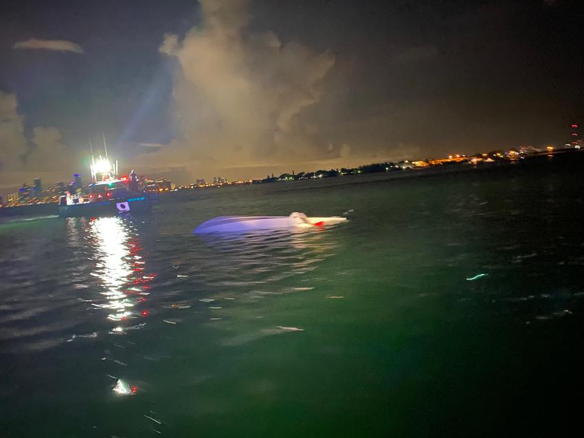 Guardia Costera rescata a dos personas después de que su bote se volcara cerca del acuario de Miami