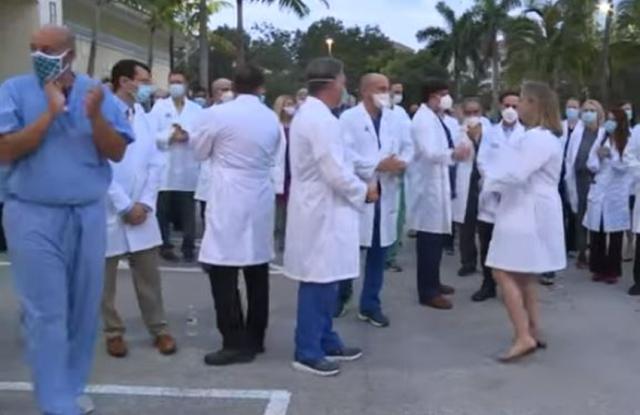 Médicos de Florida salen para protestar contra el aumento de pacientes no vacunados contra el Covid-19