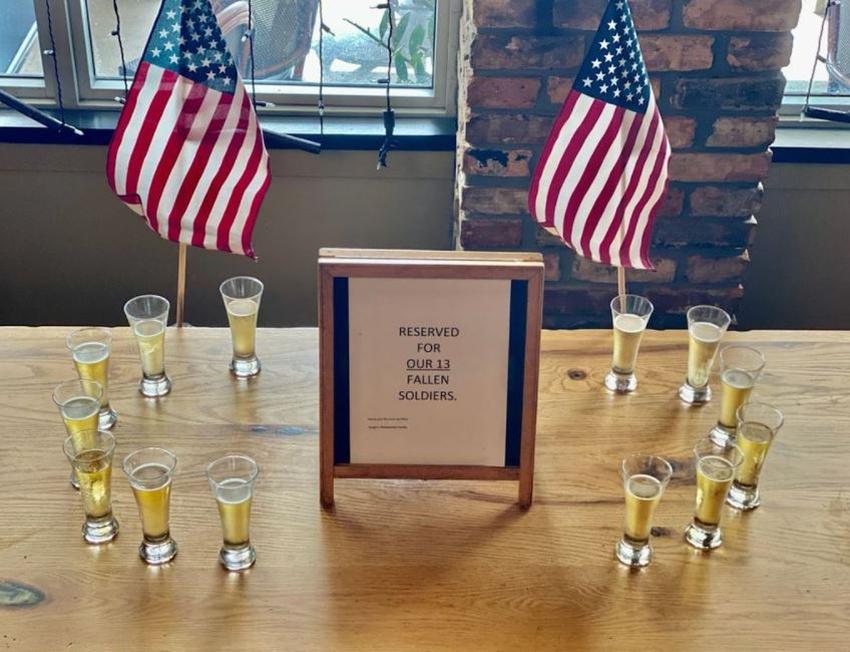 Restaurante cubano de Miami, Sergio's, pone 13 copas en una mesa en honor a los soldados caídos durante el atentado en Afganistán