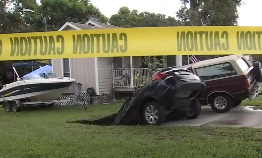 Un hueco se traga parcialmente un vehículo afuera de una casa en Florida