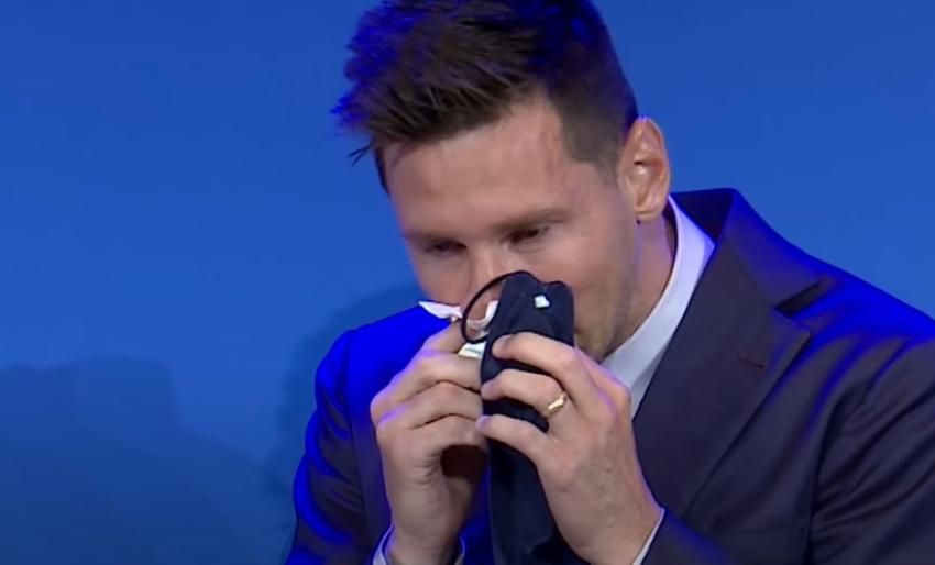 Subastan por un millón de dólares el supuesto pañuelo que uso Messi en su despedida del Barcelona