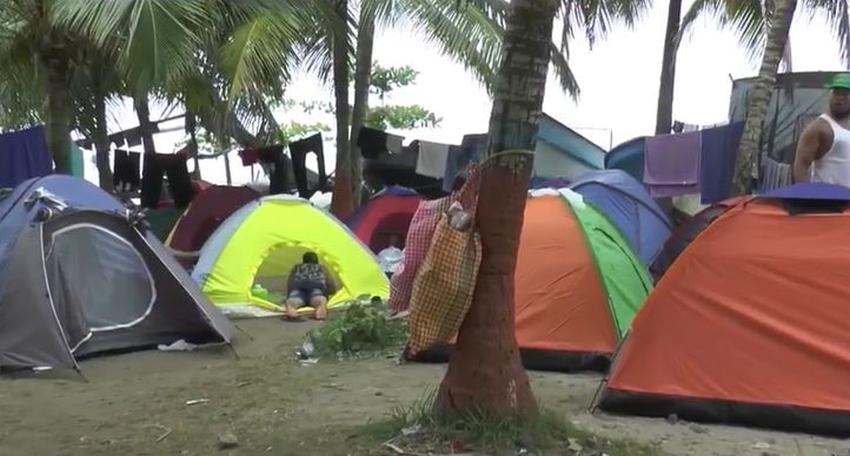 Migrantes cubanos viven en casas de campaña en Colombia mientras esperan poder continuar su viaje a EEUU