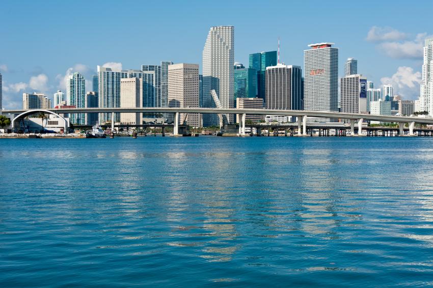 Residentes en Miami tendrían que ganar más de $28 dólares la hora para poder pagar el precio de la renta