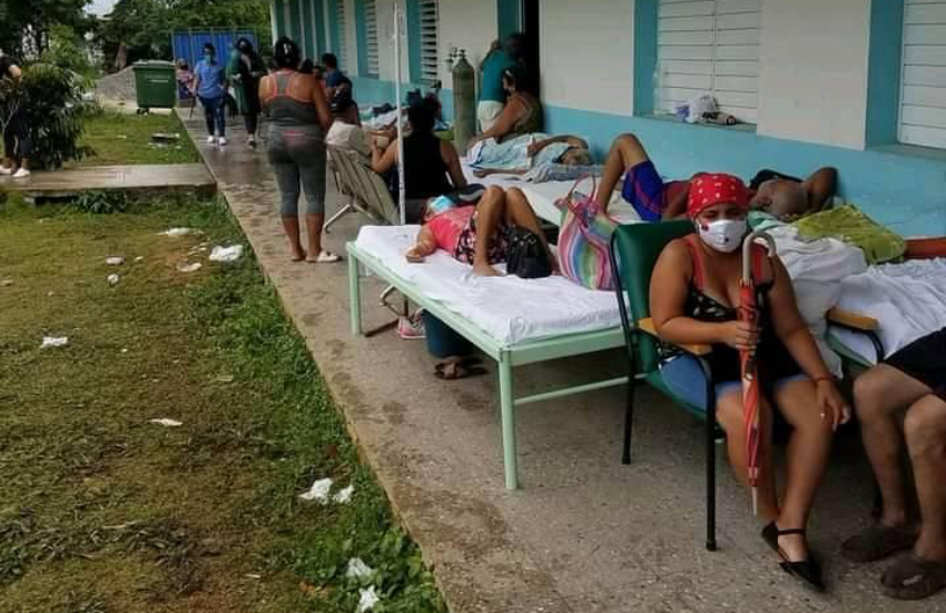 Enfermos a la intemperie en el Hospital de San Antonio de los Baños, no importa la lluvia ni el sereno
