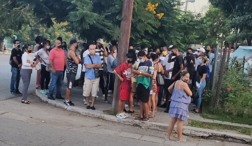 Multitud para tramitar pasaporte en La Habana, luego de que el régimen anunciara reapertura de fronteras el 15 de noviembre