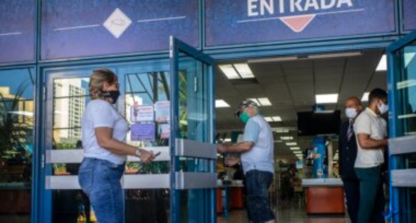 Pollo y aceite racionado por la libreta en las tiendas Cimex y Caribe en La Habana