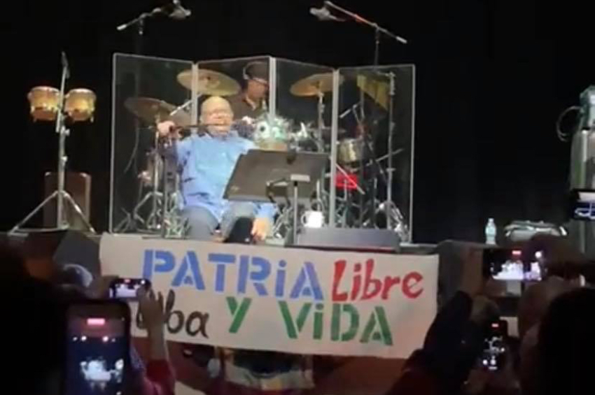 Carteles de "Patria y Vida" en el concierto de Pablo Milanés en Nueva York