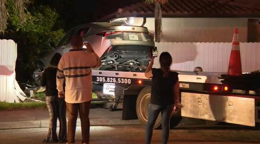 Conductor choca contra una casa en Miami Lakes y se da a la fuga a pie