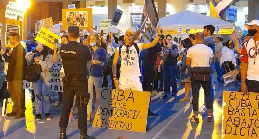 Cubanos se manifiestan en Madrid durante concierto de Silvio Rodríguez, denunciando su complicidad con la dictadura