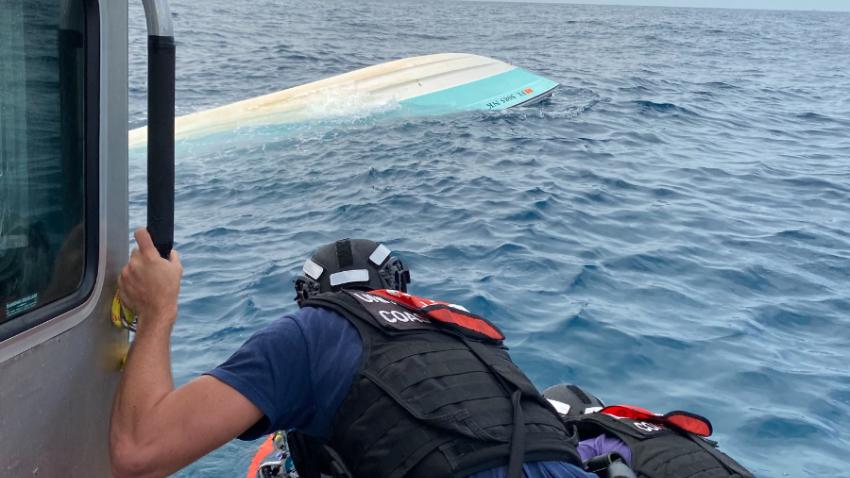 Guardia Costera rescata a 3 personas después de que su bote se volcara cerca de los Cayos de la Florida