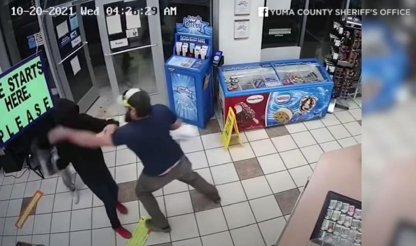 Veterano de los marines desarma a un ladrón que venía a robar una gasolinera