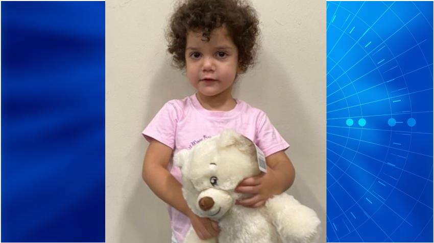 Encuentran a la madre de niña entregada a un policía fuera de servicio afuera de un hospital en Miami