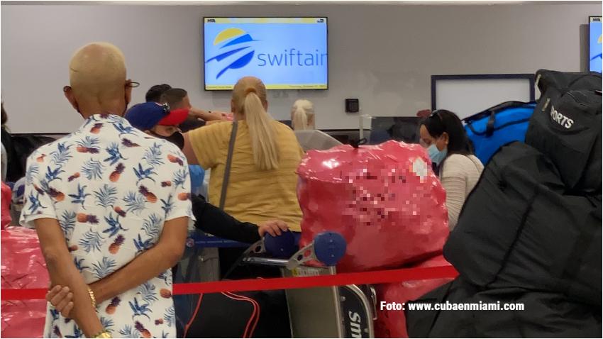 Agencias de viajes en Miami muestran sus oficinas llenas de cubanos comprando pasajes para ir a Cuba