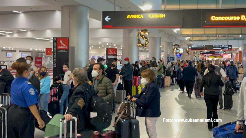 Caos para parquear en el aeropuerto de Miami debido al gran número de viajeros