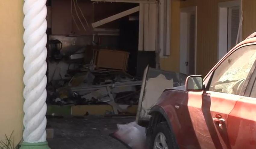 Propietaria de una vivienda en Miami Gardens pisa el acelerador de su auto y destruye su casa