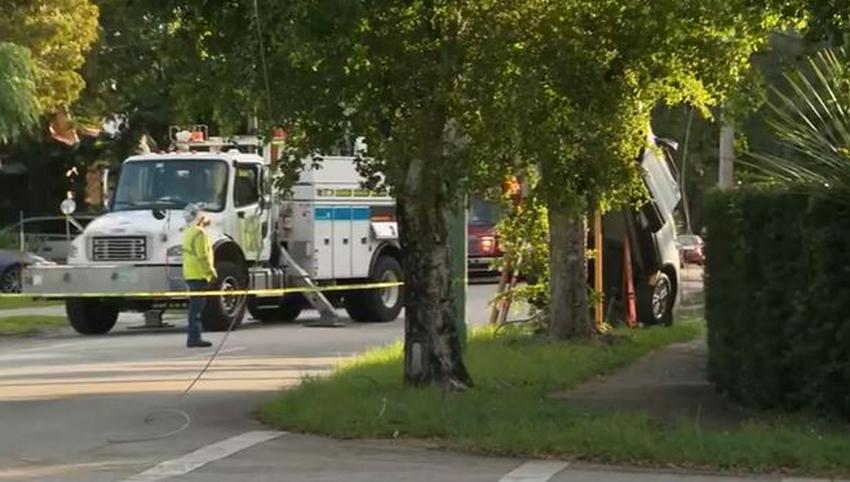 Un carro choca con un poste en Miami dejando a miles sin electricidad