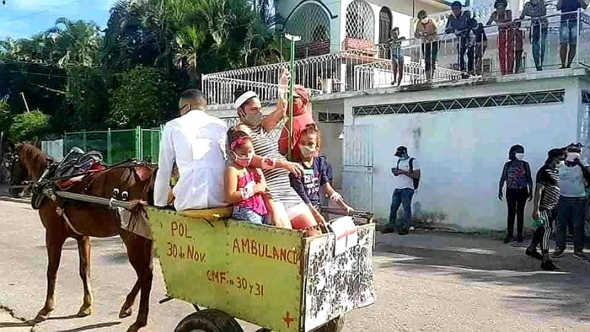 Cubanos reaccionan a la imagen de una madre supuestamente enferma, traslada por un diminuto carretón y un caballo en Santiago de Cuba