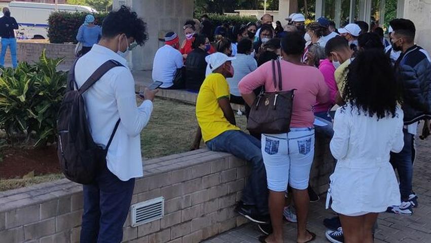 Cubanos protestan ante las oficinas de Copa en La Habana porque no hay disponibilidad para viajar a Nicaragua